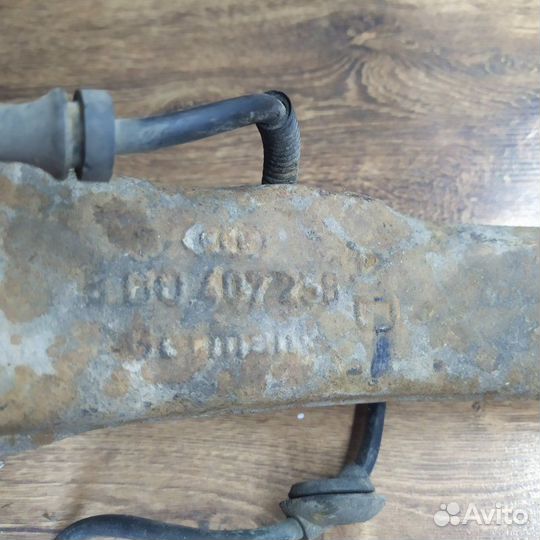 Кулак поворотный передний правый Volkswagen Passat