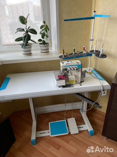 Швейная машинка оверлок jack