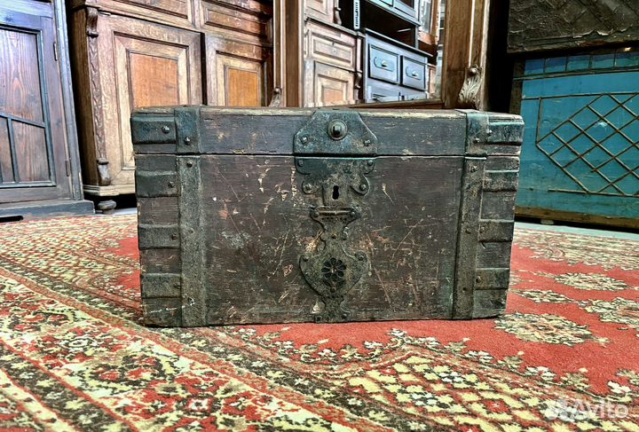 Сундук старинный