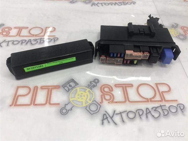 Блок предохранителей под капотом Nissan Fuga (Y50