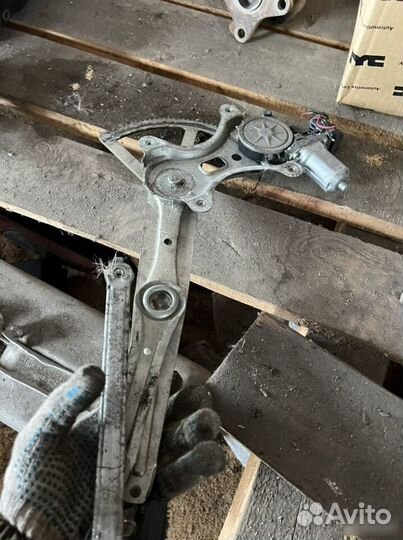 Стеклоподьемник двери Mitsubishi Pajero Sport KH