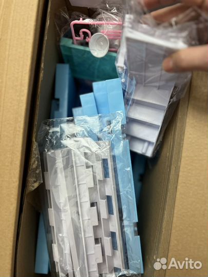 Кукольный домик с мебелью и куклами