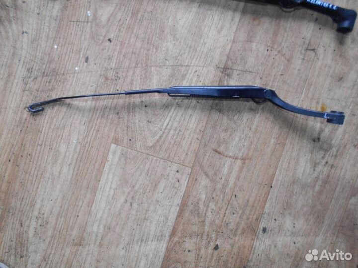 Поводок стеклоочистителя передний левый Hyundai E