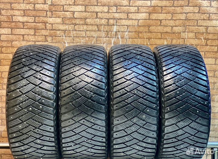 Goodyear Ultragrip Ice Arctic 215/55 R16