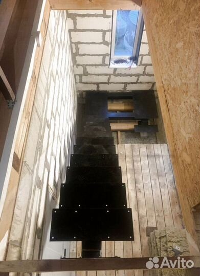 Лестница с забежными ступенями под ключ