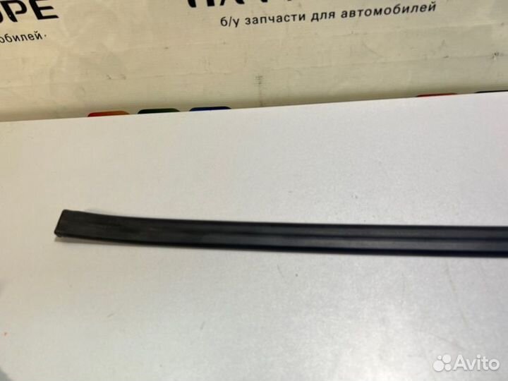 Уплотнительная резинка на дверь передняя левая Bmw