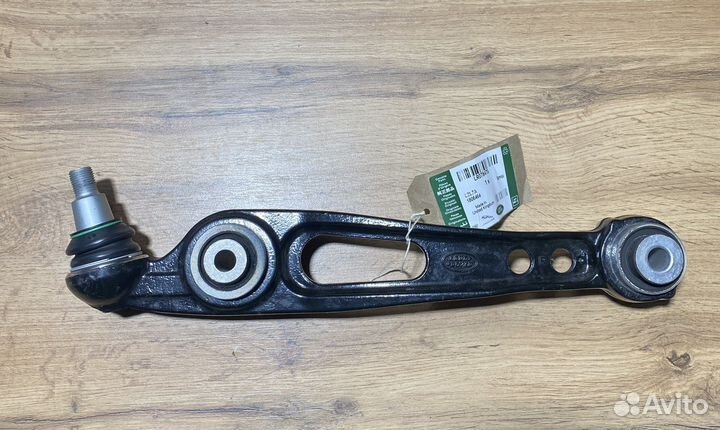 Рычаг передней подвески нижний левый LR034218