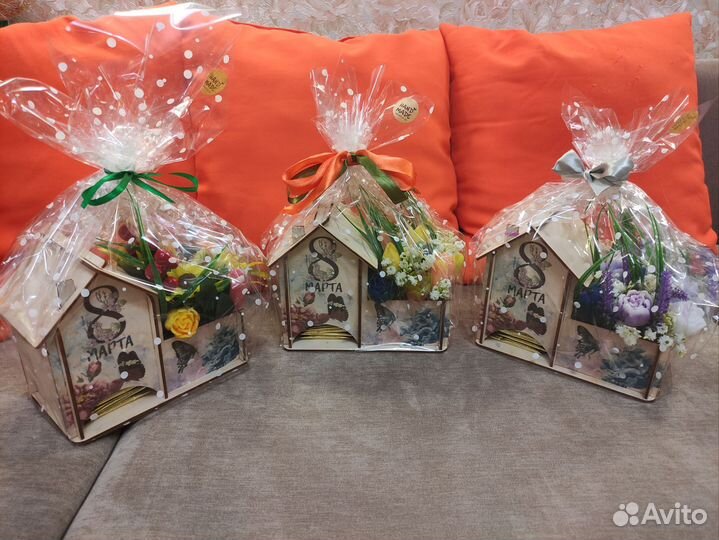Чайный домик с чаем и букетом из мыла к 8 марта