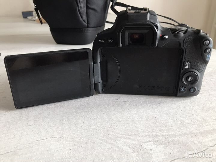 Зеркальный фотоаппарат canon eos 200d