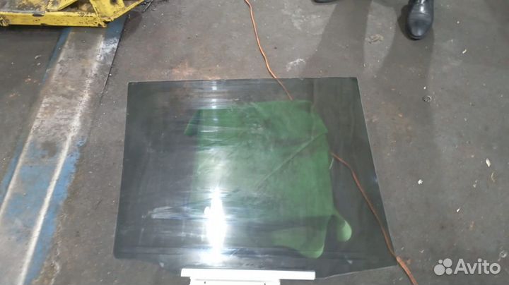 Стекло заднее левое