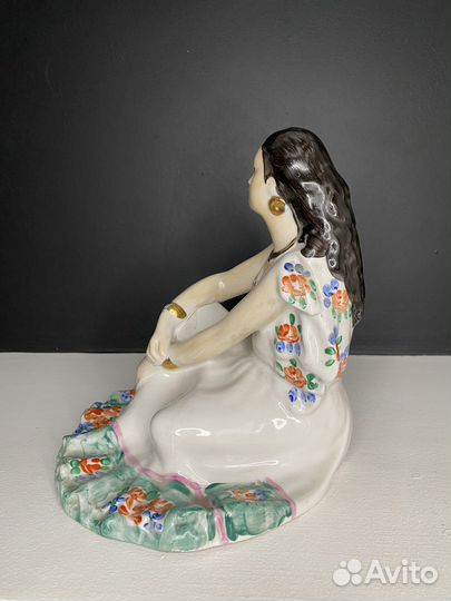 Фарфоровая статуэтка цыганка Дулево