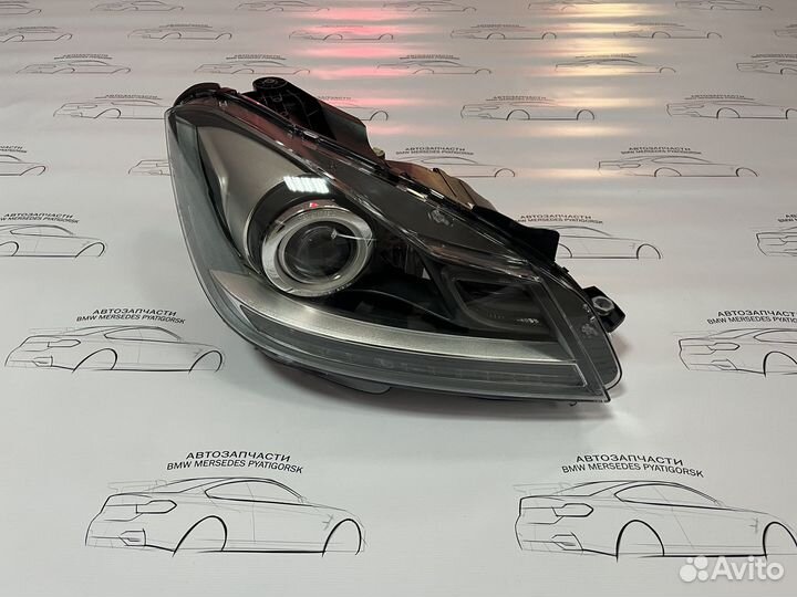 Правая пассажирская фара Mercedes W204 ксенон адап