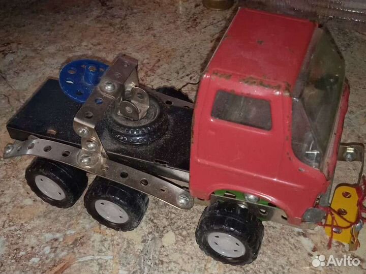 Металлическая машинка дополненная деталями