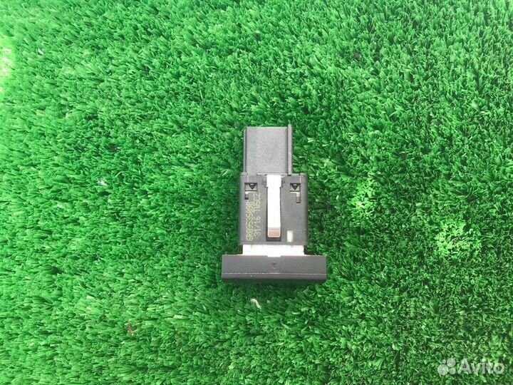 Кнопка аварийной сигнализации Volkswagen Polo