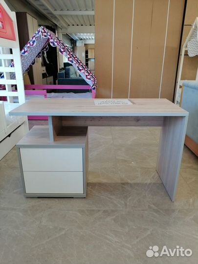Стол письменный с ящиками