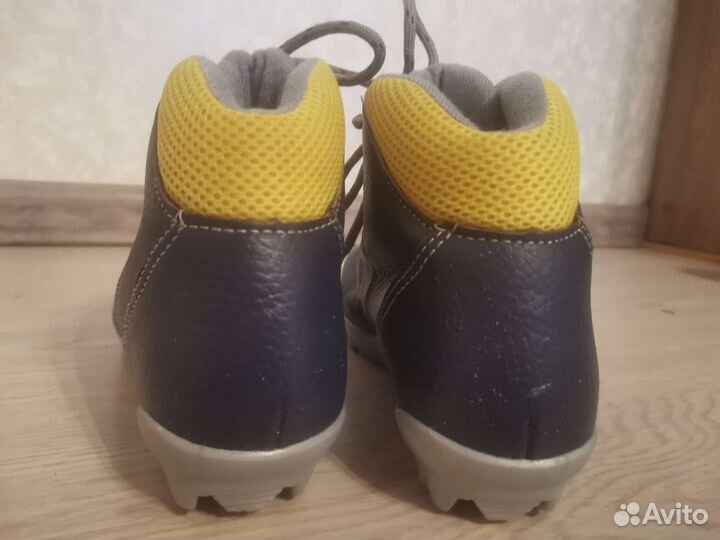 Лыжные ботинки кожа 35