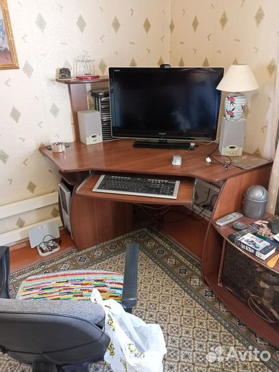 Угловой компьютерный стол