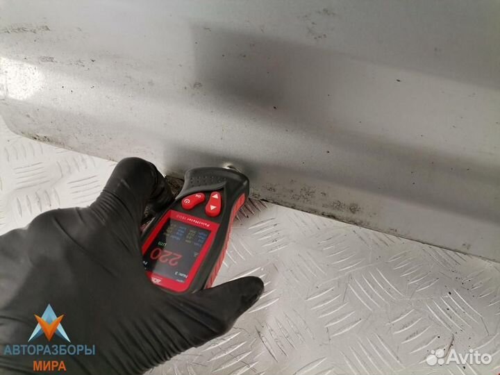 Обшивка двери передняя правая Toyota Avensis