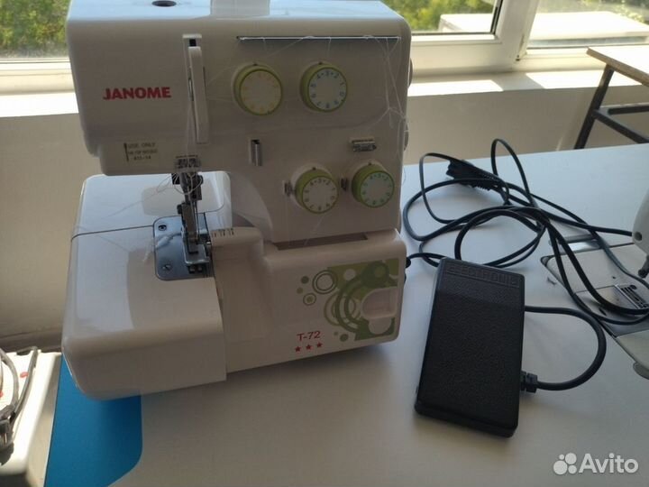 Бытовой оверлок Janome
