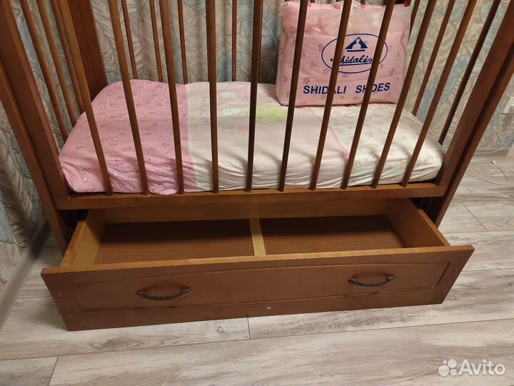 Детская кроватка с маятником и ящиком