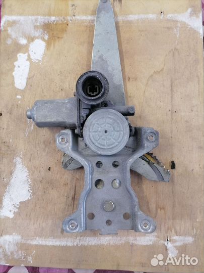 Стеклоподъёмник задний правый Toyota bB NCP30