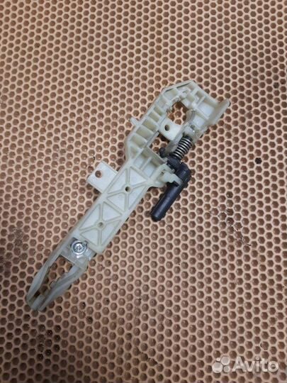 Кронштейн ручки двери передний левый Hyundai