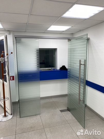 Стеклянная перегородка и дверь