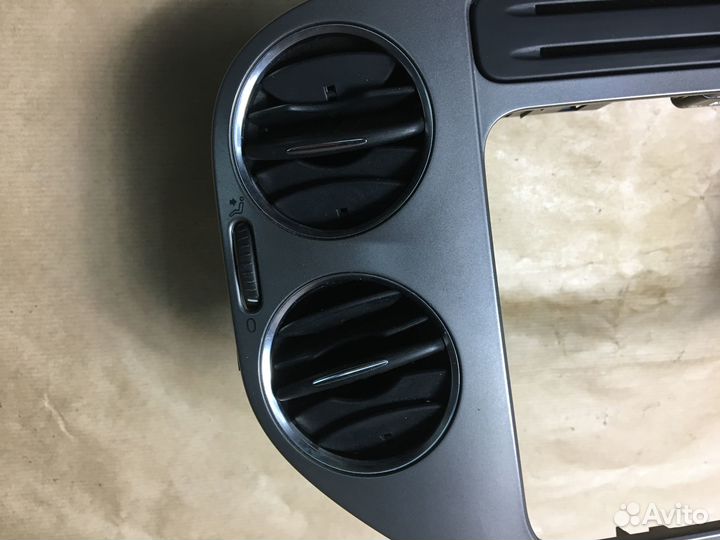 Рамка магнитолы Volkswagen Tiguan 08-17