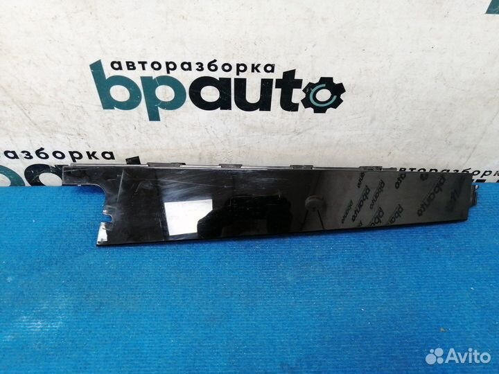 Наклейка на стойку задней правой двери