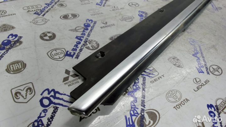 Накладка (уплотнитель) стекла переднего правого Au