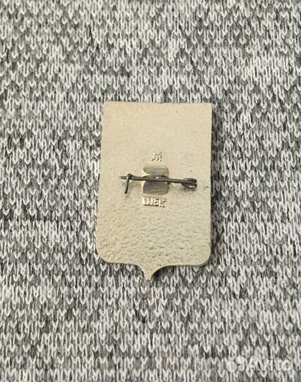 Значок времен СССР - Первоуральск - Герб - Обелиск