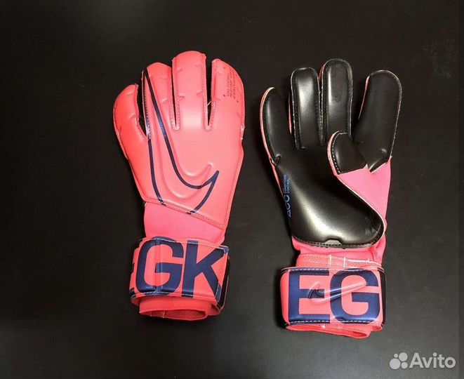 Вратарские перчатки, щитки