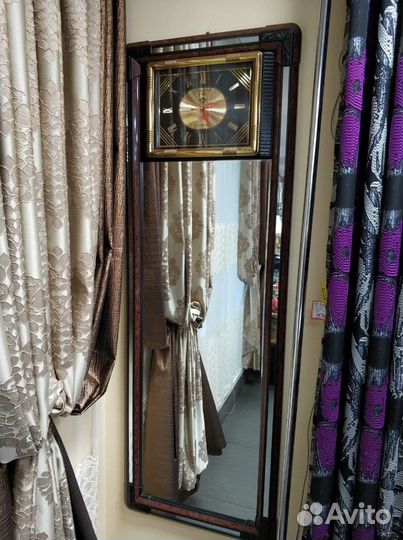 Зеркало с часами