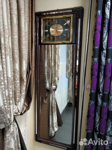 Зеркало с часами