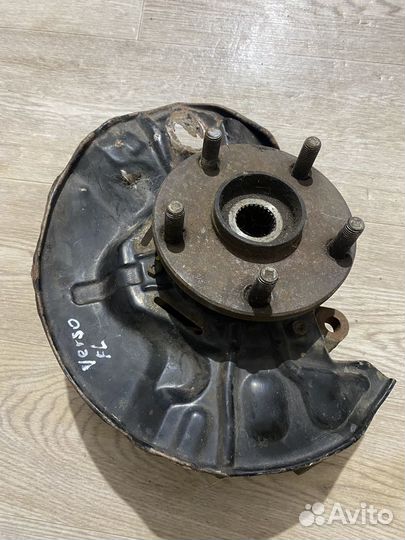 Кулак поворотный Toyota Corolla Verso перед левый