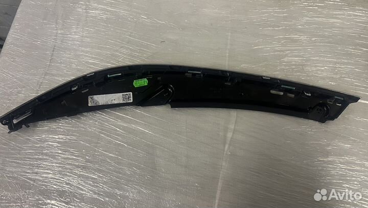 Накладка (ресничка) правой фары к VW Passat B8