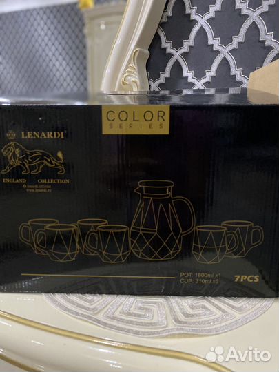 Кувшин со стаканами