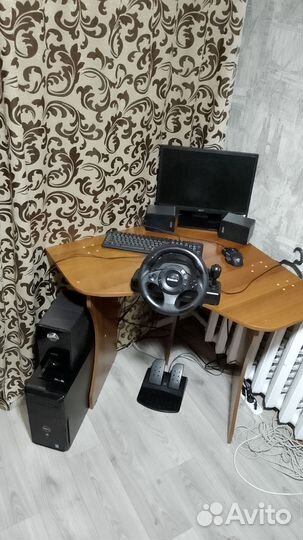 Компьютер, стол, монитор,руль и перифирия