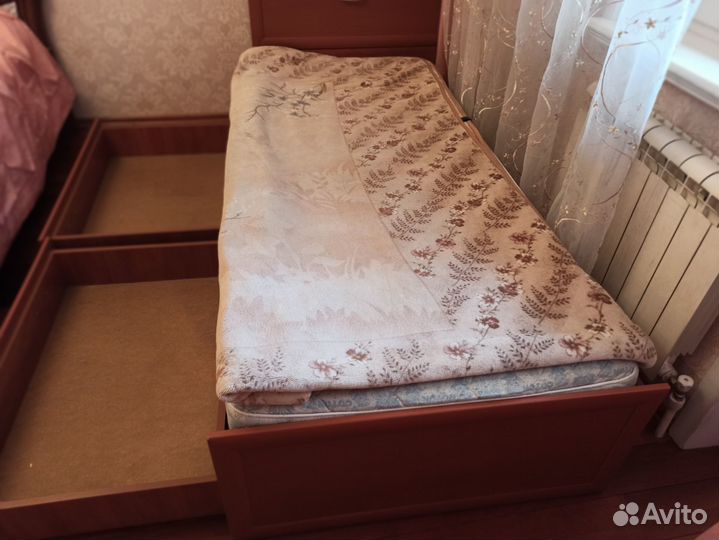 Кровать односпальная с ящиками и матрасом