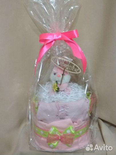 Торт из памперсов (подгузников) и детской одежды