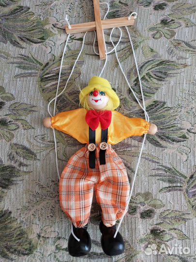 Клоун, на веревочках