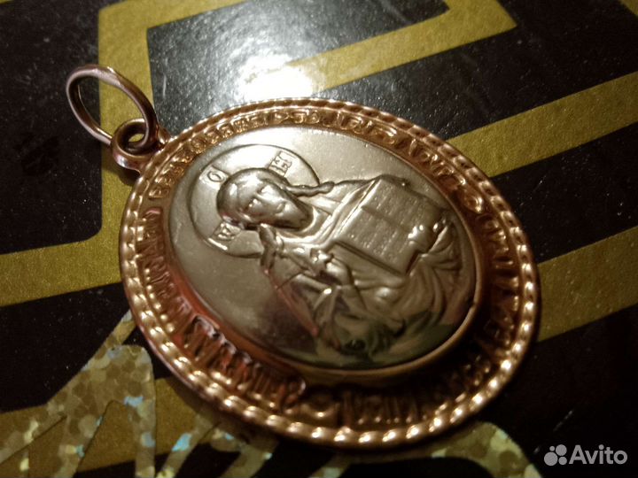 Золотой кулон