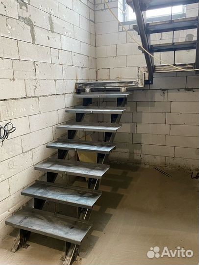 Лестница на второй этаж под ключ