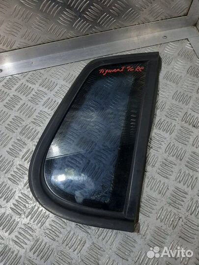 Стекло кузовное заднее правое Volkswagen Tiguan NF