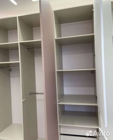 Шкаф двухцветный до потолка в детскую Т6