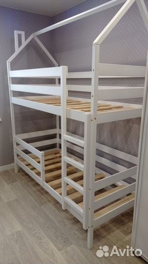 Двухъярусная кровать домик