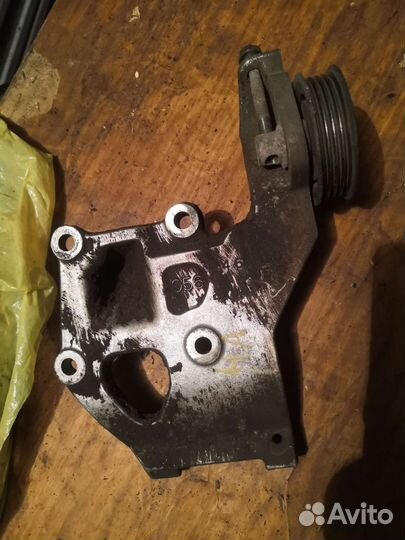 Кронштейн кондиционера с роликом