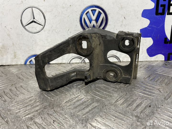 Кронштейн порога передний левый Audi A4 B6