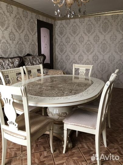 Стол и стулья