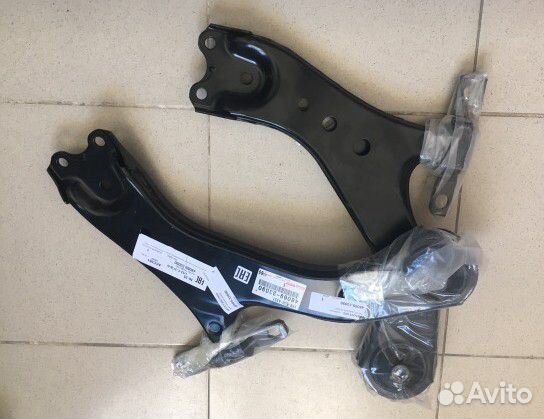 Toyota Camry V70 рычаг передний правый